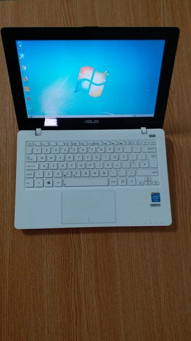 Ultrabook 11.6"Asus X200CA Intel Celeron Dual Core 1.5 GHz, SSD 60 GB, 4 GB RAM foto mare Ultrabook 11.6"Asus X200CA Intel Celeron Dual Core 1.5 GHz, SSD 60 GB, 4 GB RAM foto mare