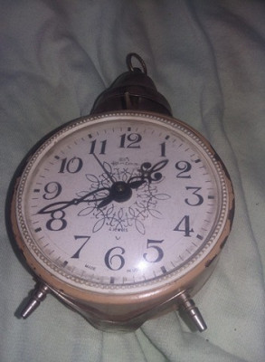 ceas vechi de masa cu clopot,ceas de epoca functional,patina vintage,T.POSTA foto
