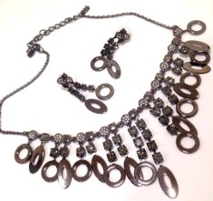 Set BIJUTERII negru - (colier+cercei) Swarovski- GRAVAT