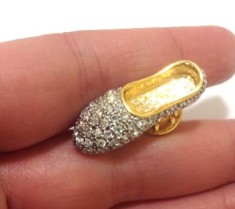 INSIGNA Brosa-pantof placat Aur 18k si Swarovski -martisor