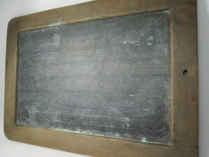 F Tablita veche de scoala pentru scris tabla negra cu linii si patratele |  Okazii.ro