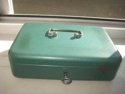 7539-Caseta bani metal cu cheie originala compartimentata. foto