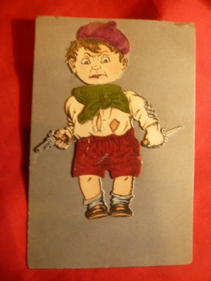 Ilustrata comica -Copil cu pistol si cutit - lucrata manual ,inc.sec.XX foto