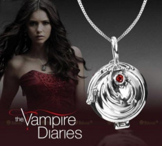 Colier The Vampire Diaries medalion pandantiv cu lantisor - Colier Elena Gilbert foto