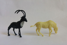 (T) 2 figurine animale jucarie, cal, tap, vechi, vintage, plastic, cca 6 cm foto