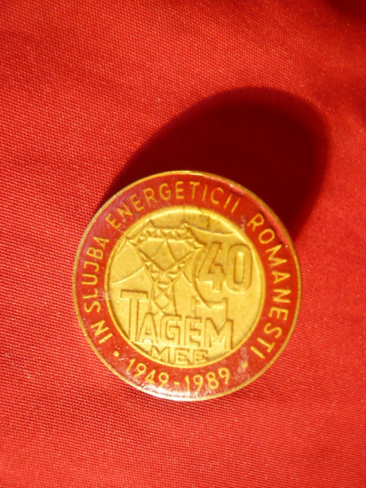 Insigna 40 Ani TAGEM ,in slujba energeticii romanesti , metal si email d=2,5 cm