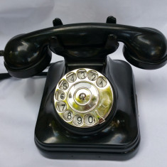 TELEFON VECHI DE BIROU ?I INTERIOR CU DISC - BACHELITA - POSTA MAGHIARA - 1950 foto