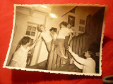 Fotografie -Tineri la joaca -pe scara interioara a unei vile ,dim.= 12x8,7 cm
