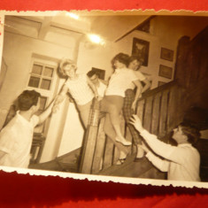 Fotografie -Tineri la joaca -pe scara interioara a unei vile ,dim.= 12x8,7 cm