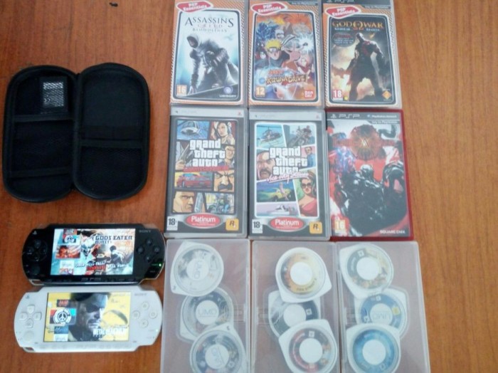 Vand ambele psp uri modate pe carduri de 8gb plus 15 jocuri inclus foto mare Vand ambele psp uri modate pe carduri de 8gb plus 15 jocuri inclus foto mare