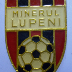 I.245 BRELOC ROMANIA SPORT CLUB FOTBAL MINERUL LUPENI h34mm