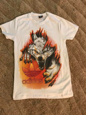 Tricou cu lup gen Adidas foto