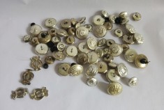 *(T) 56 nasturi fanfara militara + 4 insigne ecusoane lira metal, vintage