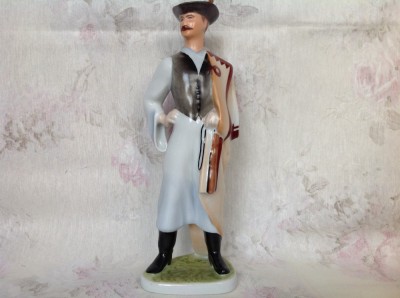LICHIDARE ! Figurina / statueta / bibelou din portelan Aquincum Budapesta - foto