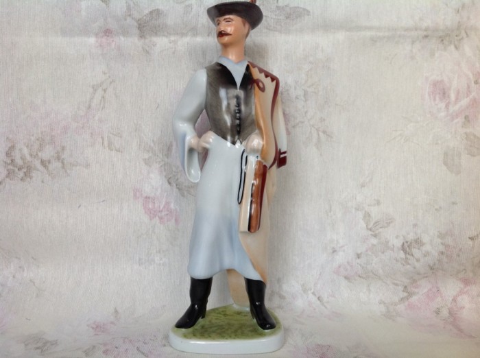 LICHIDARE ! Figurina / statueta / bibelou din portelan Aquincum Budapesta -