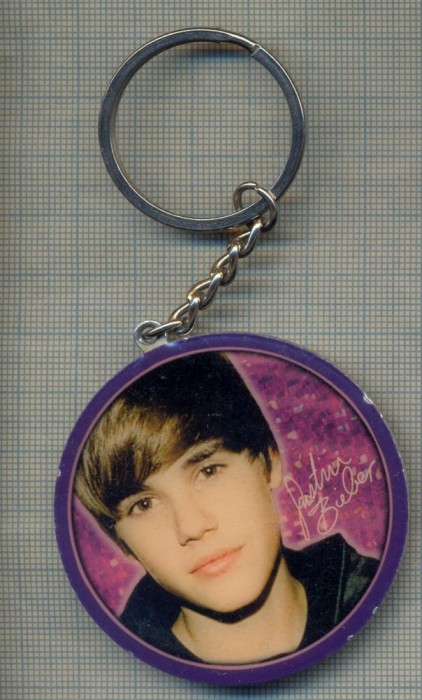 K 10 BRELOC PENTRU COLECTIONARI-JUSTIN BIEBER -CANTARET CANADIAN MUZICA POP/ R&amp;B