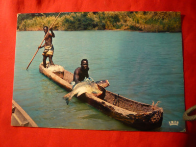 Ilustrata - Africa in culori - La Pescuit in piroga foto