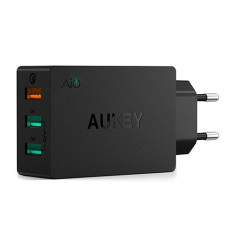 Aukey Quick Charge 3.0 42W 3 Ports, 2 Port 5V/2.4A + 1 Port Quick Charge 3.0
