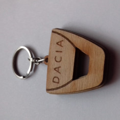 Breloc logo auto DACIA confectionat din lemn. foto