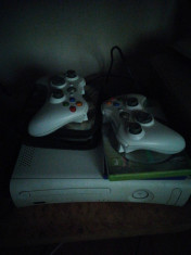 Xbox 360 4gb modat 17 jocuri 2 joystick-uri foto