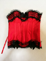 Corset rosu cu dantela neagra foto