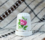 Cumpara ieftin Degetar din portelan, de colectie - tematica flori, Decorative