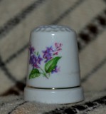 Cumpara ieftin Degetar din portelan, de colectie - tematica : flori, Decorative