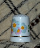 Cumpara ieftin Degetar din portelan, de colectie - tematica : flori, Decorative