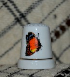Cumpara ieftin Degetar din portelan, de colectie - tematica : fluturi, Decorative