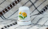 Cumpara ieftin Degetar din portelan, de colectie - tematica flori, Decorative