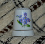 Cumpara ieftin Degetar din portelan, de colectie - tematica : flori, Decorative