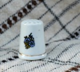 Cumpara ieftin Degetar din portelan, de colectie - tematica flora, Decorative