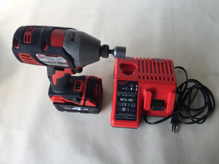 Masina de infiltrat cu inpact Milwaukee M18 BS