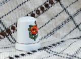 Cumpara ieftin Degetar din portelan, de colectie - tematica flori, Decorative