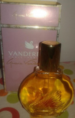 parfum &amp;#039;Gloria Vanderbilt&amp;quot; foto