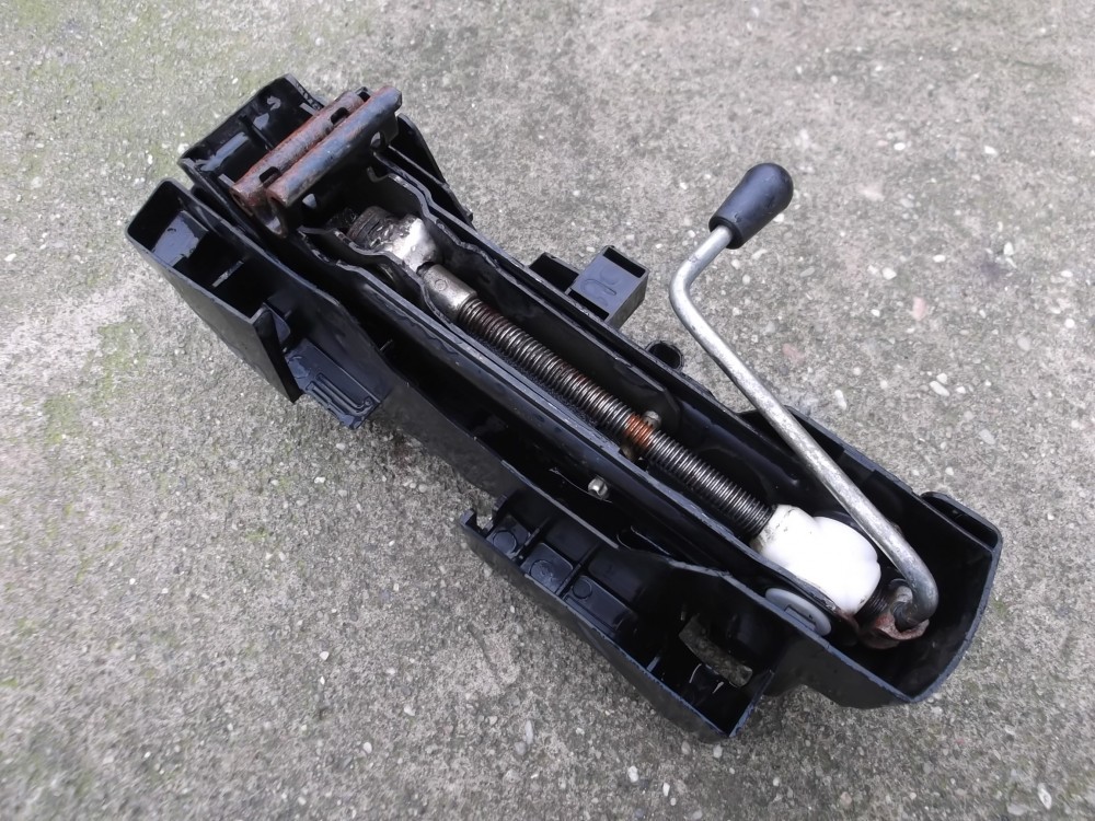 Cric auto universal in stare foarte buna | arhiva Okazii.ro