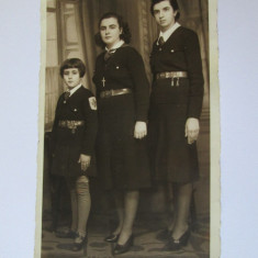 Fotografie 135 x 85 mm cu fete in uniforma de strajer