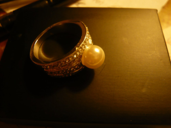 Inel elegant cu perla (imitatie),cristale -metal argintat ,diam.int.=1,9 cm