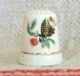Cumpara ieftin Degetar din portelan, de colectie - tematica : fluture, Decorative