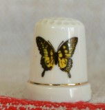 Cumpara ieftin Degetar din portelan, de colectie - tematica : fluture, Decorative