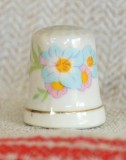 Cumpara ieftin Degetar din portelan, de colectie - tematica : flori, Decorative