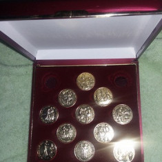 Caseta vintage cu monede aurite cu imagini religioase,moneda,transport gratuit