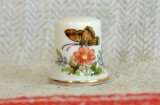 Cumpara ieftin Degetar din portelan, de colectie - tematica : fluture, Decorative