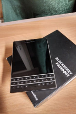 BlackBerry Passport - 32GB + cablu USB original foto