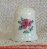 Cumpara ieftin Degetar din portelan, de colectie - tematica : flori, Decorative