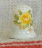 Cumpara ieftin Degetar din portelan, de colectie - tematica : flori, Decorative
