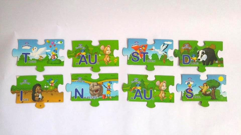 Lot 8 magneti in forma de piesa puzzle cu imagini desene animate si litere  | Okazii.ro