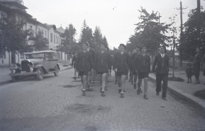 bnk foto - Predeal 1941 - Elevi ai CN Nicolae Filipescu in mars pe strada foto