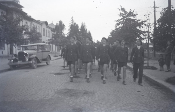 bnk foto - Predeal 1941 - Elevi ai CN Nicolae Filipescu in mars pe strada