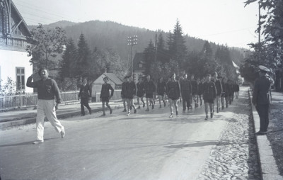 bnk foto - Predeal 1941 - Elevi ai CN Nicolae Filipescu in mars pe strada foto